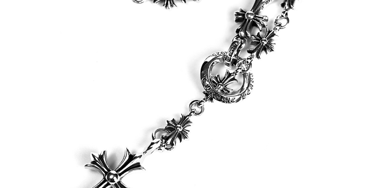 What Necklace Does Playboi Carti Wear?