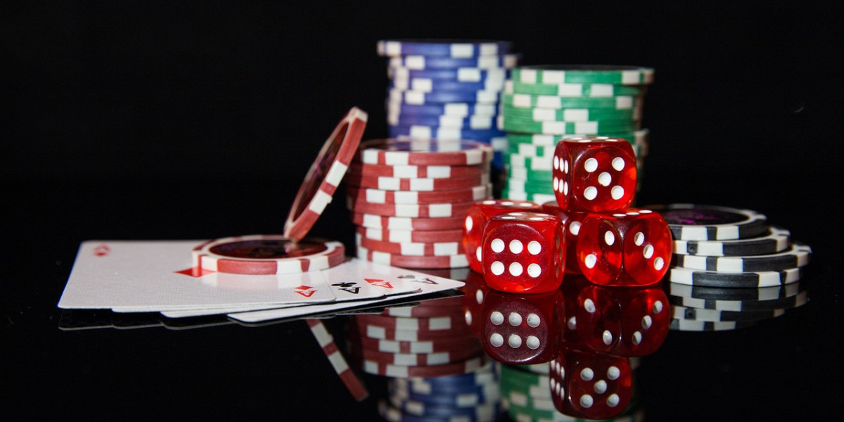 The Evolution of Mobile Casinos: Trends and Innovations Shaping the Online Gambling Experience in 2025
